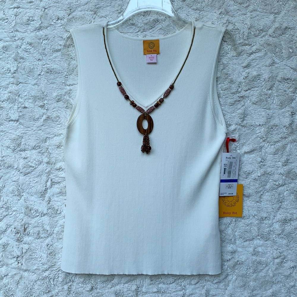 NWT  Ruby Road Cream Shell with Wooden Necklace Embellishment. Sz XL
